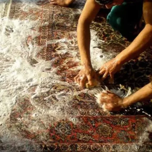 Nettoyage traditionnel tapis ancien